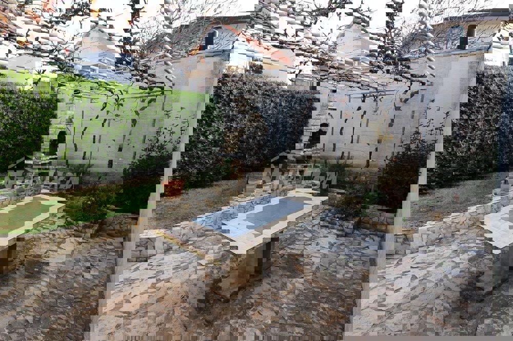 Proprietà di famiglia splendidamente arredata e tenuta, con garage.