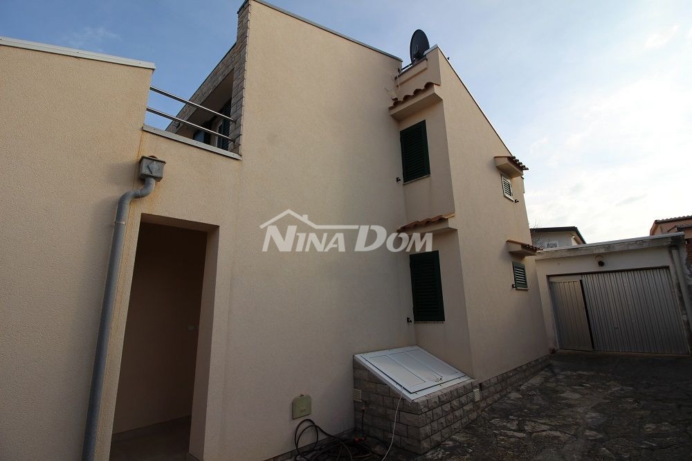 Proprietà di famiglia splendidamente arredata e tenuta, con garage.