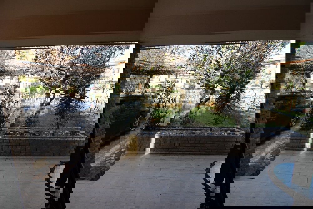 Proprietà di famiglia splendidamente arredata e tenuta, con garage.