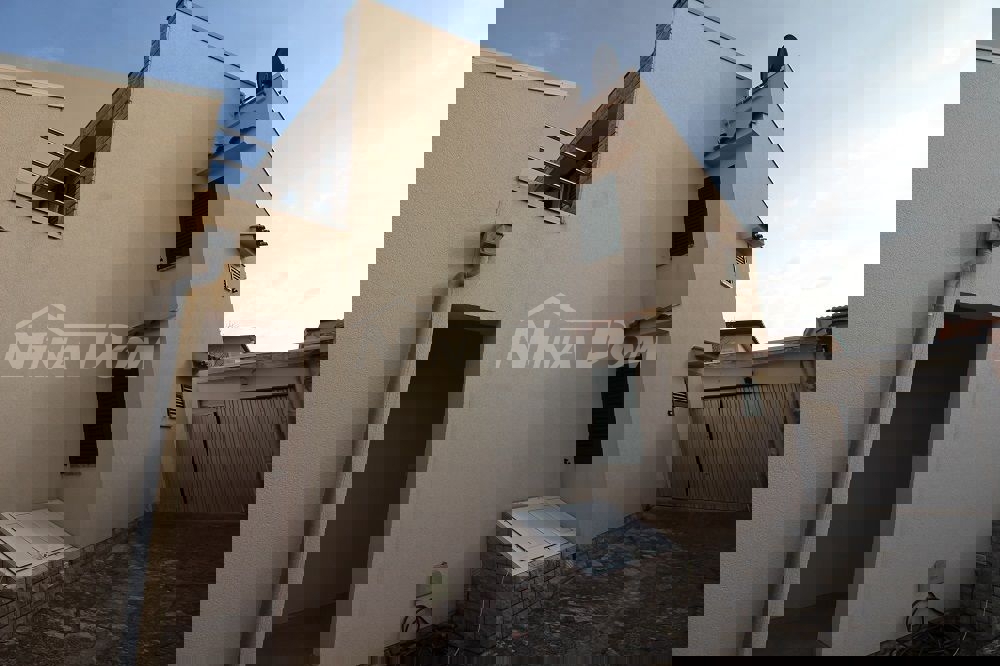 Proprietà di famiglia splendidamente arredata e tenuta, con garage.