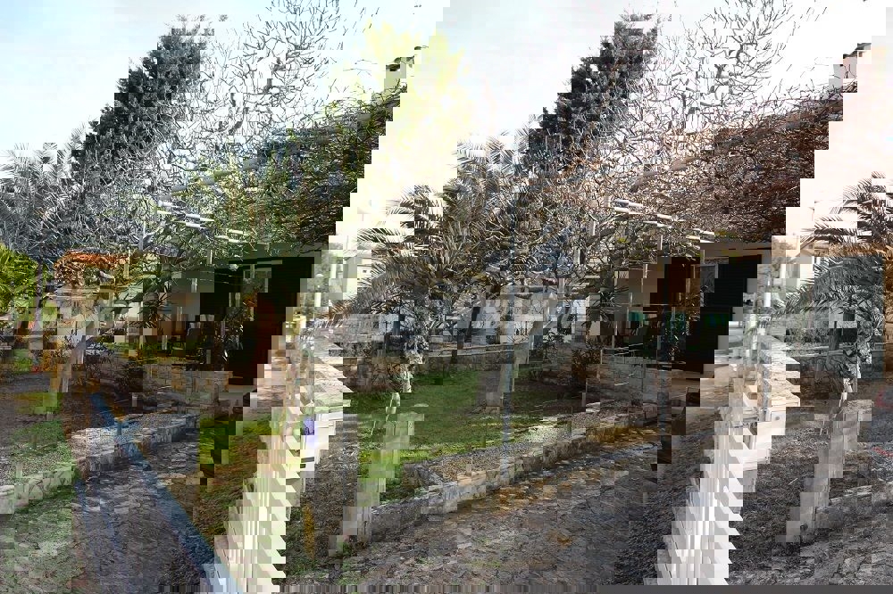 Proprietà di famiglia splendidamente arredata e tenuta, con garage.