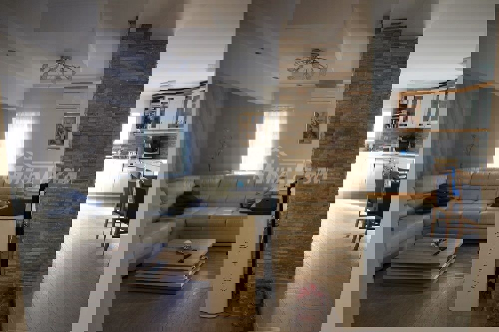 Proprietà di famiglia splendidamente arredata e tenuta, con garage.