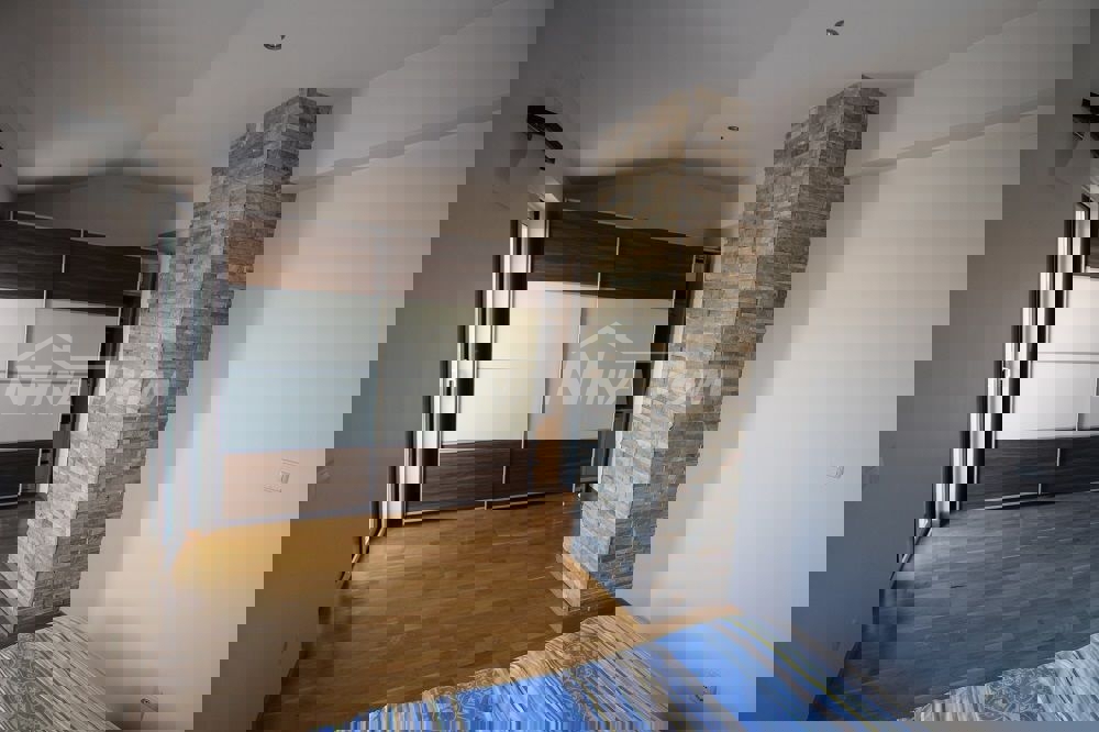 Proprietà di famiglia splendidamente arredata e tenuta, con garage.