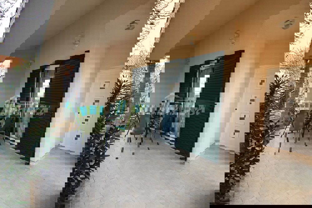 Proprietà di famiglia splendidamente arredata e tenuta, con garage.