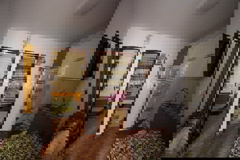 Appartamento al piano terra con due camere da letto a 80 metri dalla spiaggia