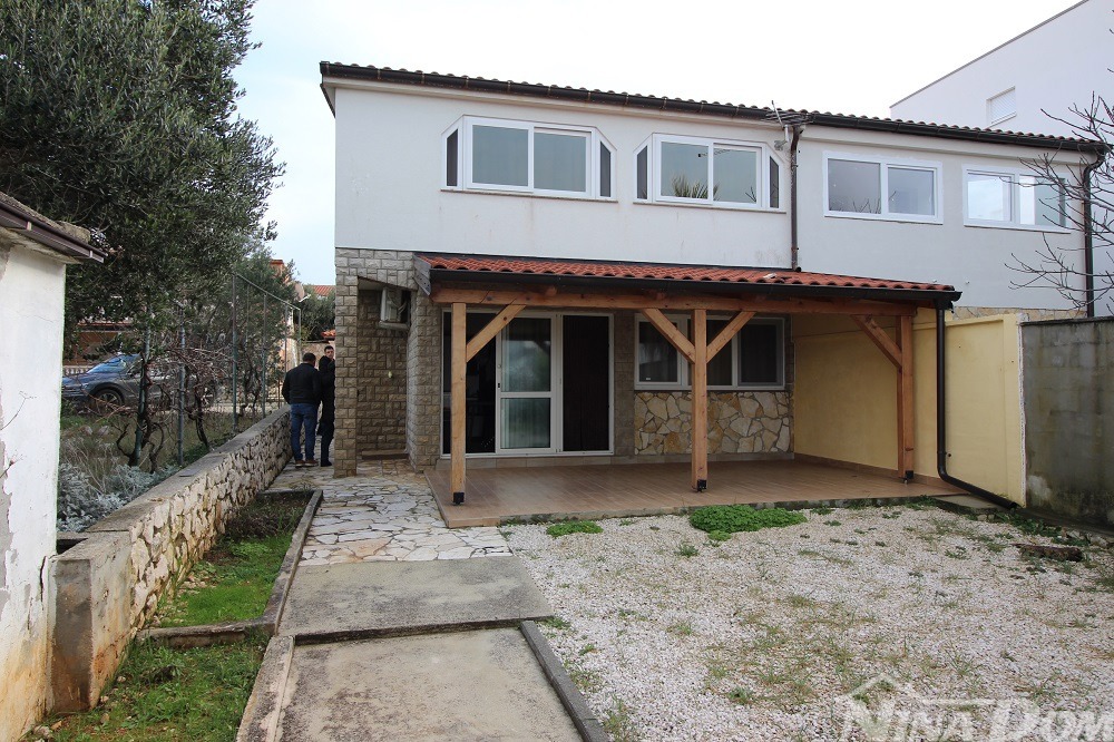 Immobile seconda fila mare con bellissimo giardino