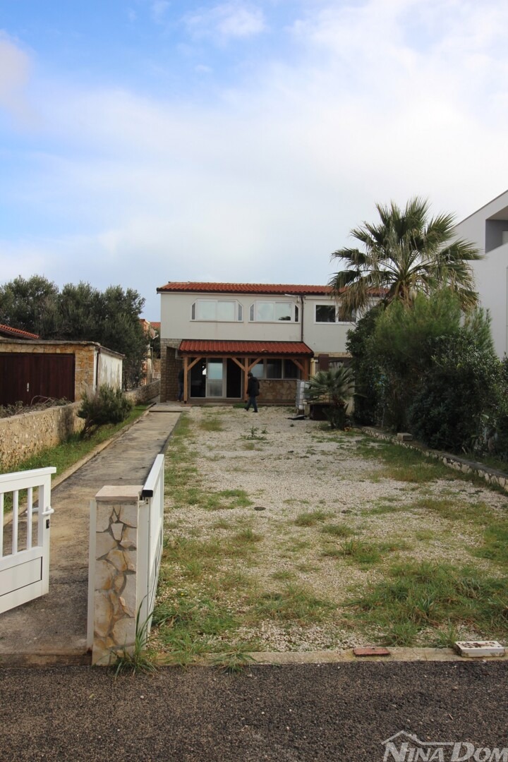 Immobile seconda fila mare con bellissimo giardino