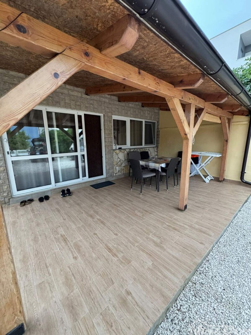 Immobile seconda fila mare con bellissimo giardino