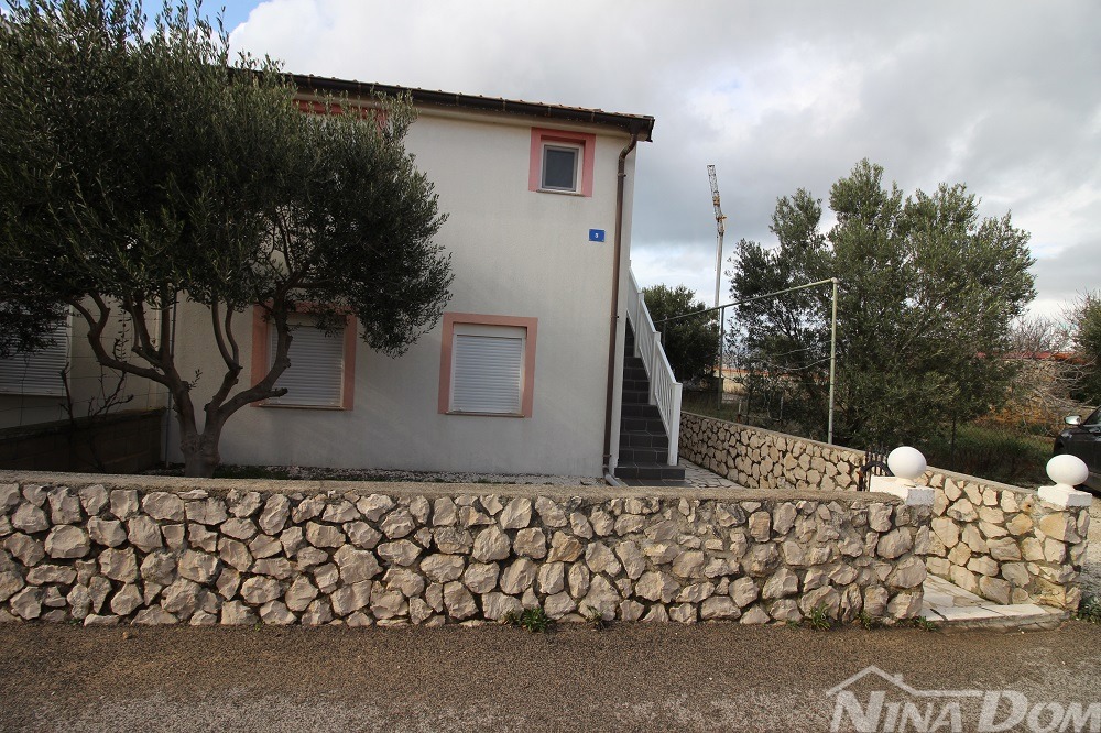 Immobile seconda fila mare con bellissimo giardino