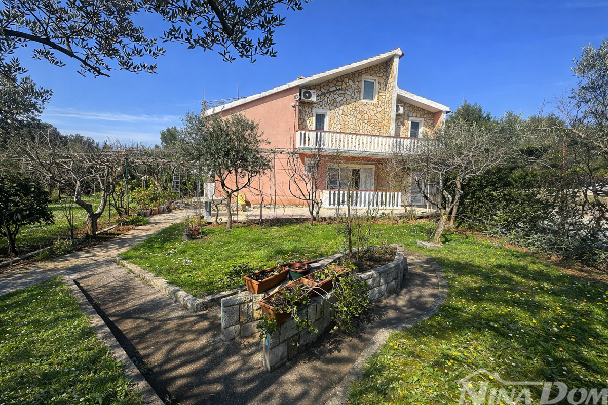 Dalmazia – Casa d’investimento con 7 appartamenti e ampio terreno