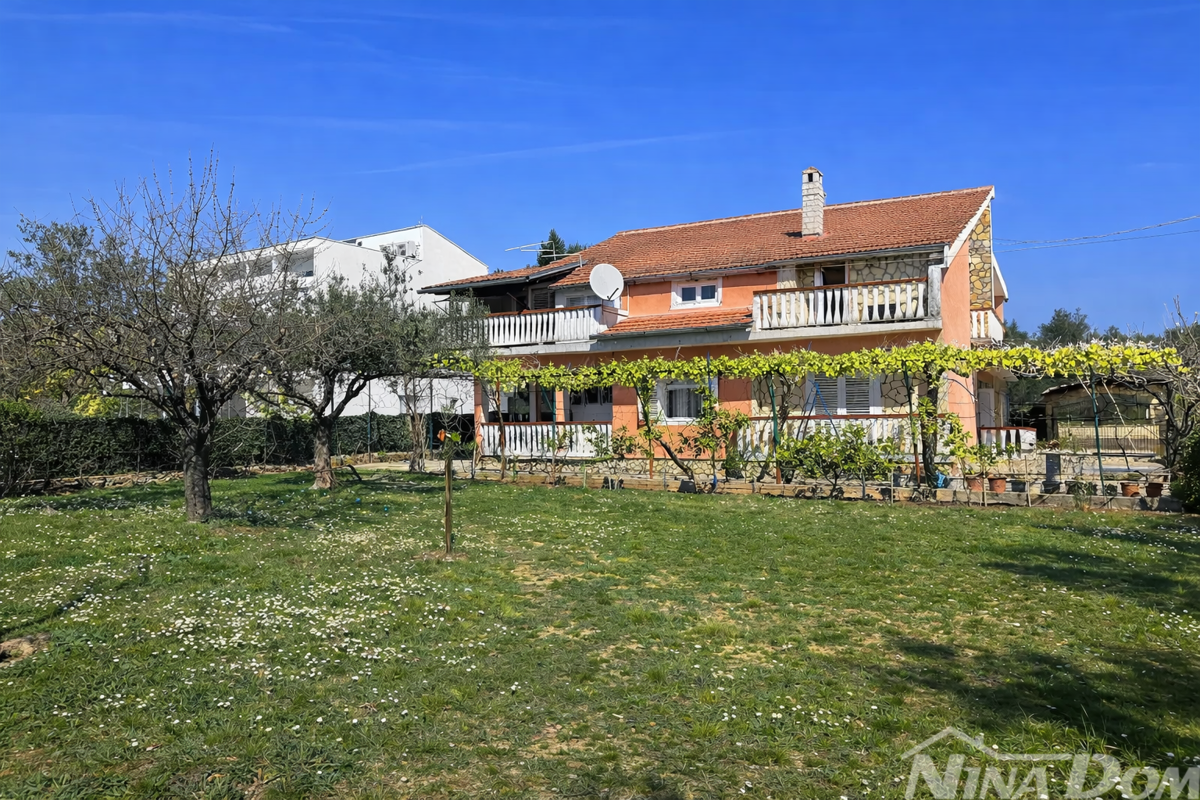 Dalmazia – Casa d’investimento con 7 appartamenti e ampio terreno