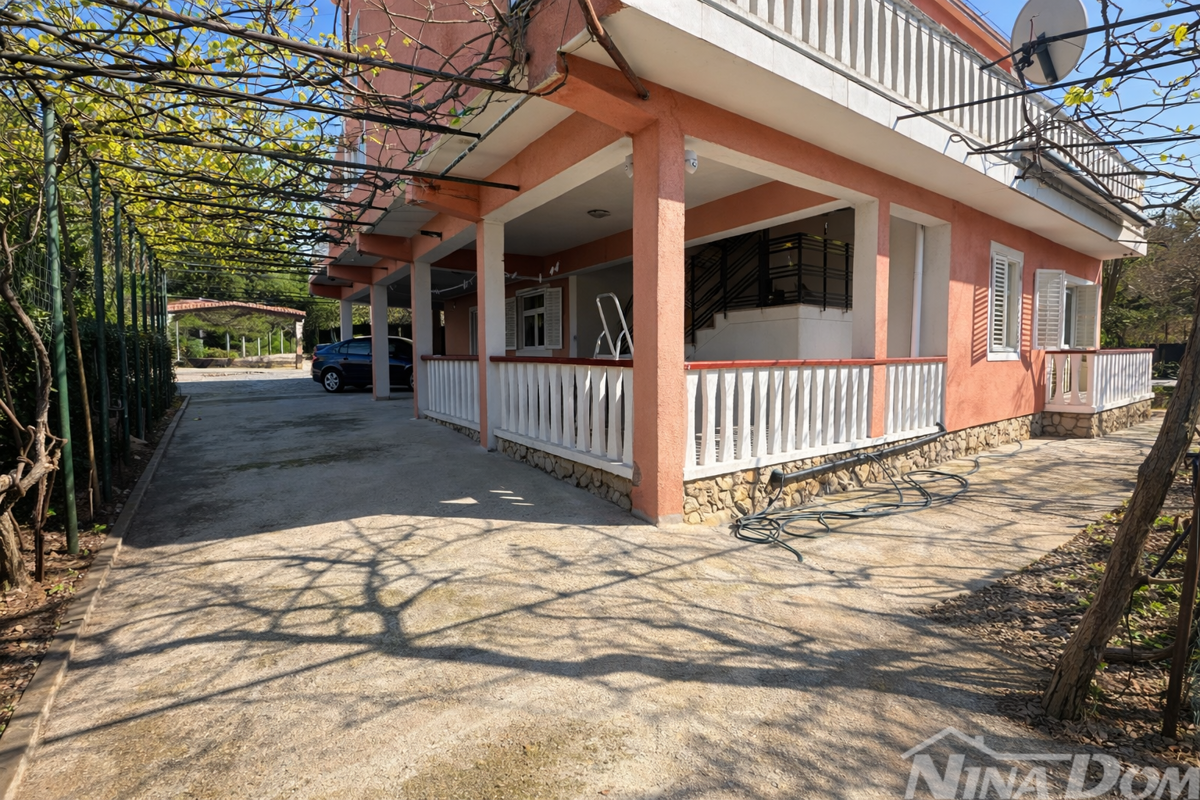 Dalmazia – Casa d’investimento con 7 appartamenti e ampio terreno