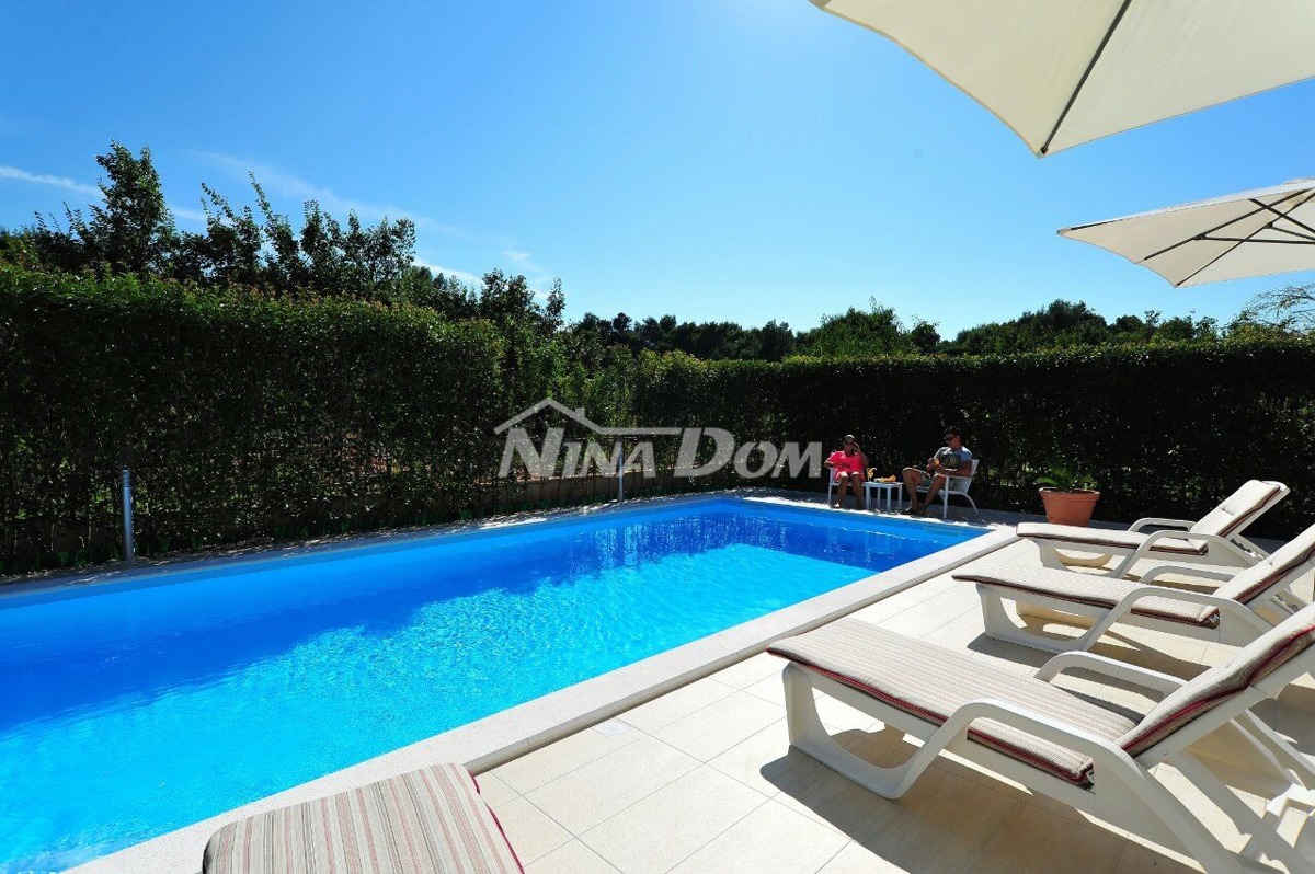 Casa mediterranea con piscina e due appartamenti a Zara "Investimento ideale!"