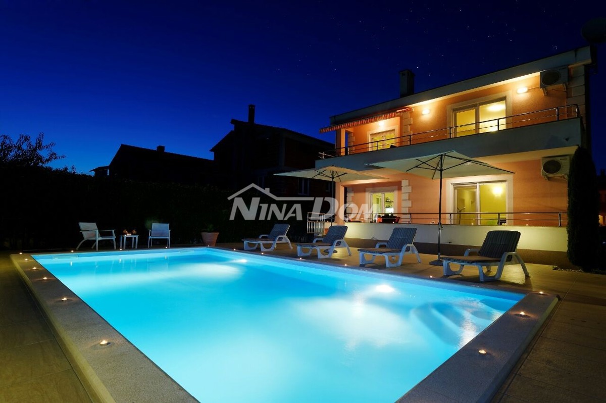 Casa mediterranea con piscina e due appartamenti a Zara "Investimento ideale!"