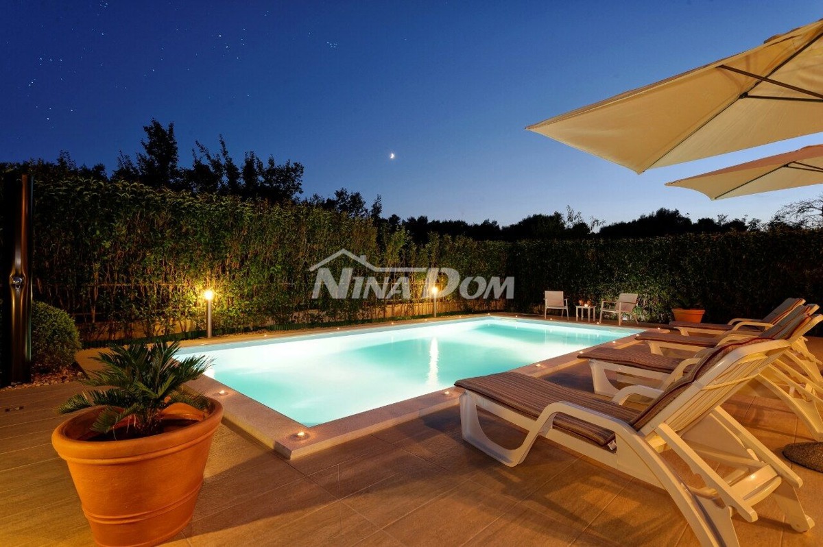 Casa mediterranea con piscina e due appartamenti a Zara "Investimento ideale!"