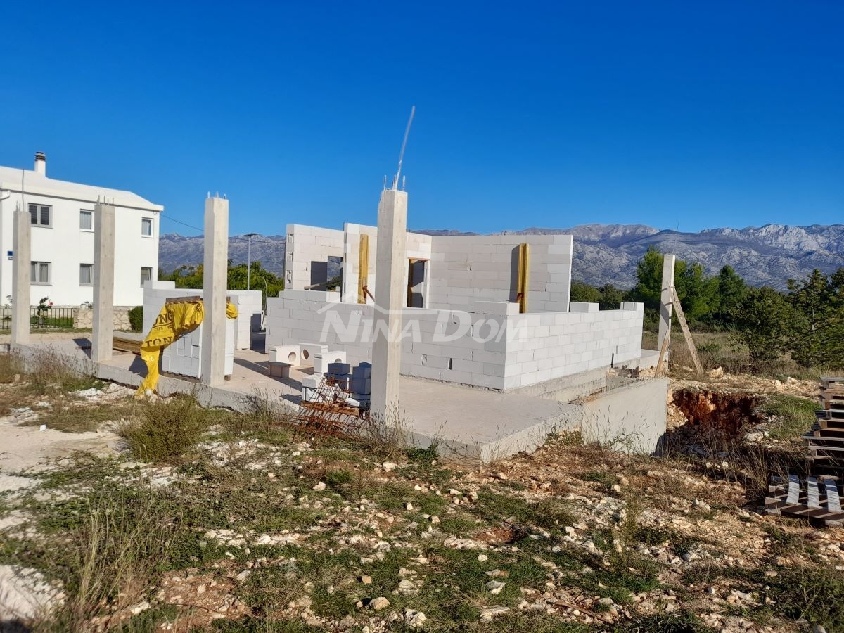 In vendita! Casa in costruzione a Ražanac, 1200m dal mare, vista Velebit!