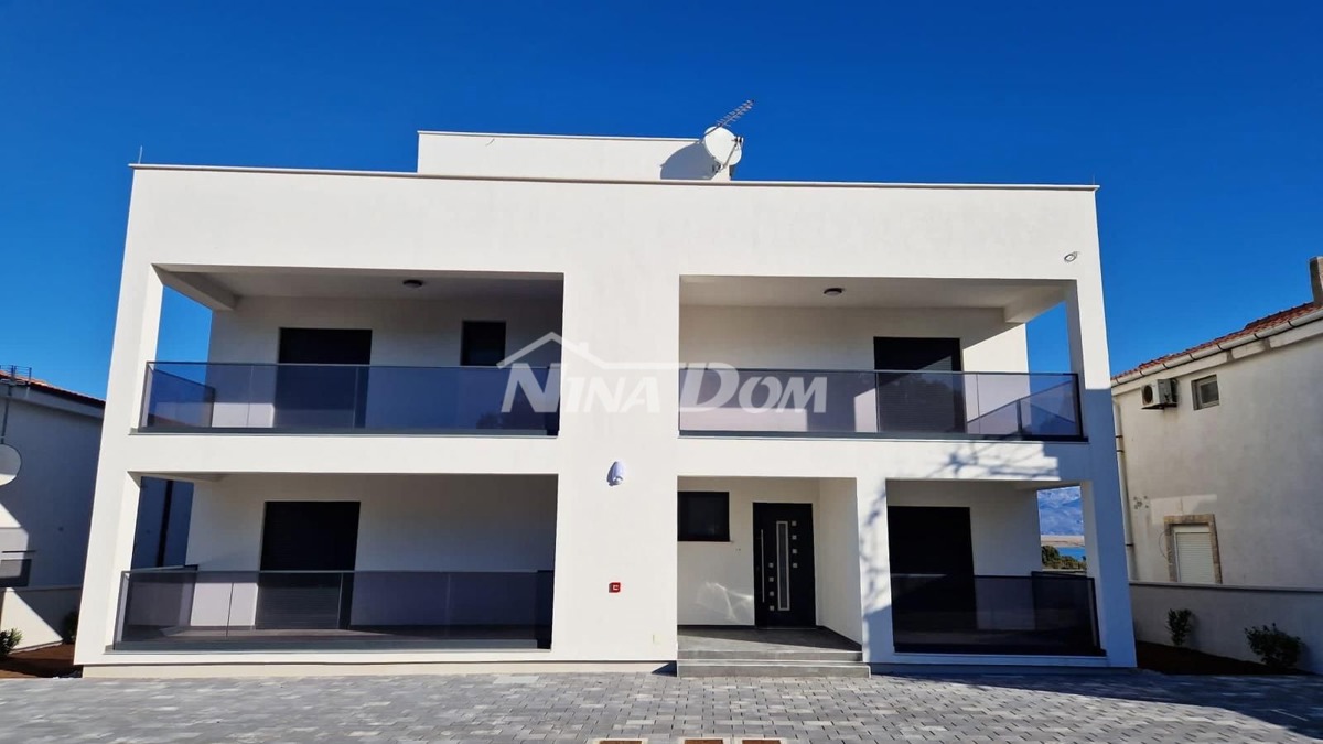 Nuovo edificio, piano terra, giardino, spiaggia Prezid 260 m. (acqua e fognatura)
