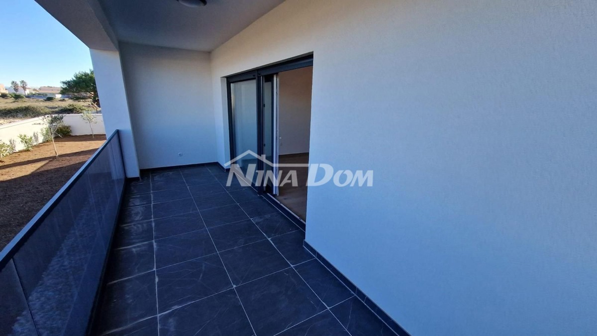 Nuovo edificio, piano terra, giardino, spiaggia Prezid 260 m. (acqua e fognatura)