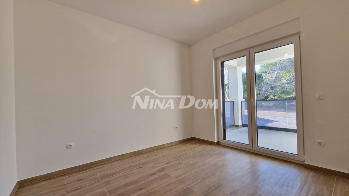 Nuovo edificio, piano terra, giardino, spiaggia Prezid 260 m. (acqua e fognatura)