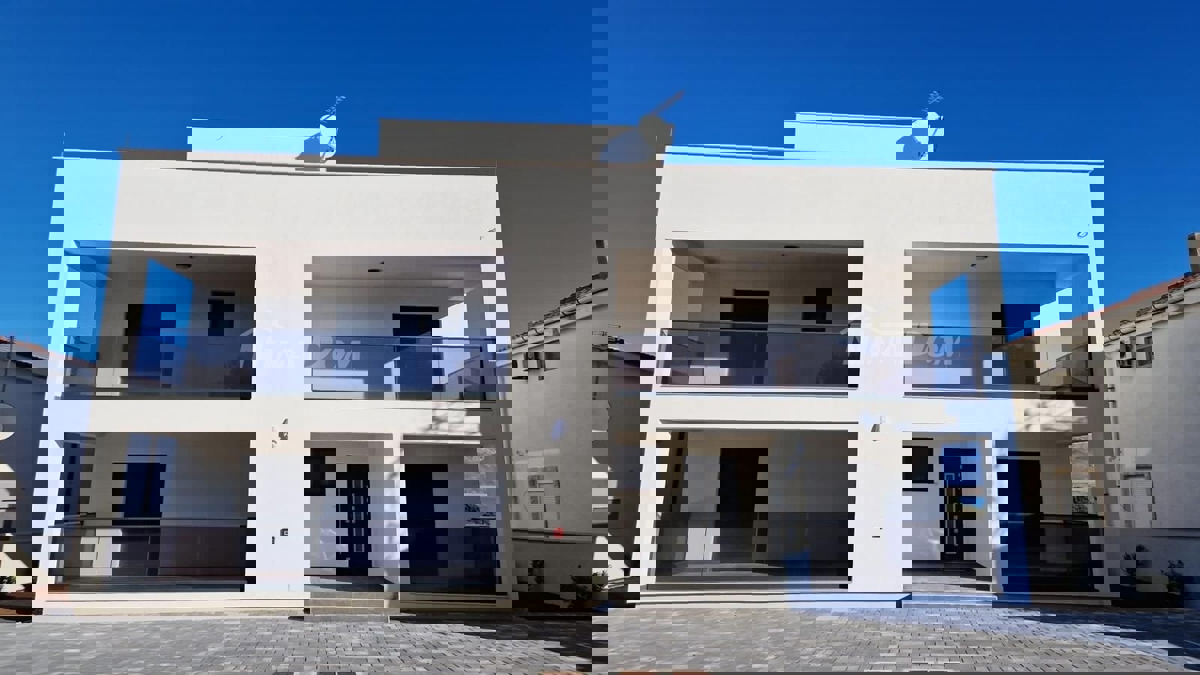 Nuovo edificio, piano terra, giardino, spiaggia Prezid 260 m. (acqua e fognatura)