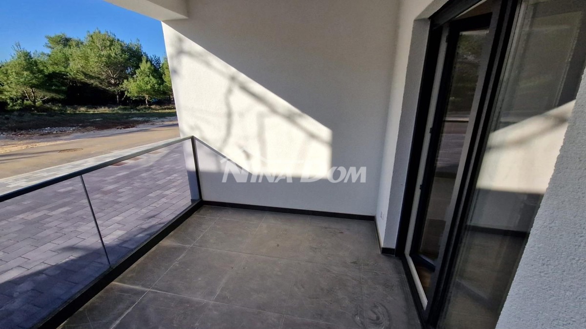 Nuovo edificio, piano terra, giardino, spiaggia Prezid 260 m. (acqua e fognatura)