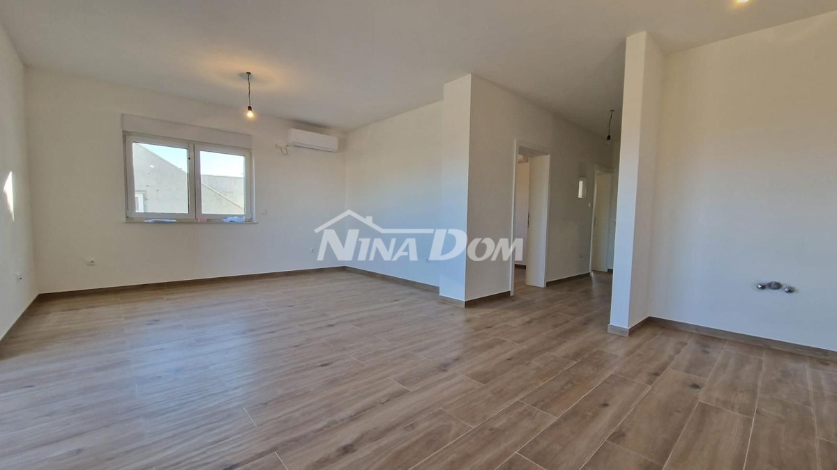 Nuovo edificio, piano terra, giardino, spiaggia Prezid 260 m. (acqua e fognatura)