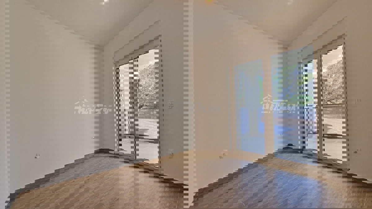 Nuovo edificio, piano terra, giardino, spiaggia Prezid 260 m. (acqua e fognatura)