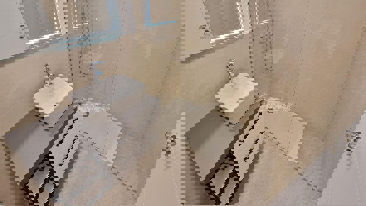 Nuovo edificio, piano terra, giardino, spiaggia Prezid 260 m. (acqua e fognatura)