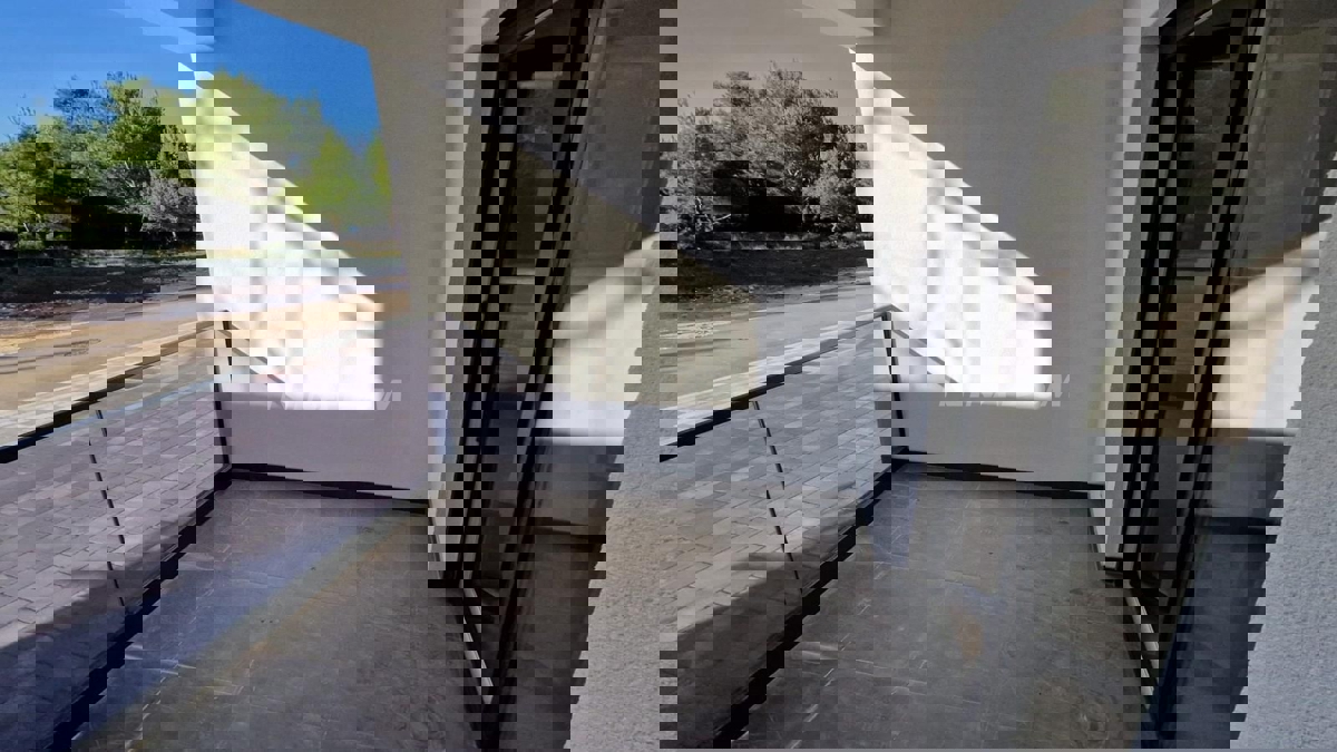 Nuovo edificio, piano terra, giardino, spiaggia Prezid 260 m. (acqua e fognatura)