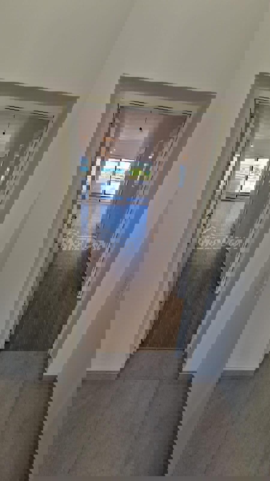 Nuovo edificio, piano terra, giardino, spiaggia Prezid 260 m. (acqua e fognatura)