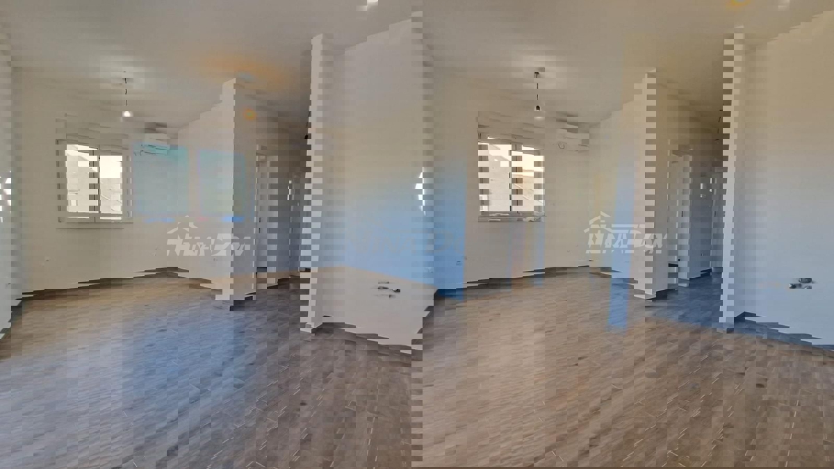 Nuovo edificio, piano terra, giardino, spiaggia Prezid 260 m. (acqua e fognatura)