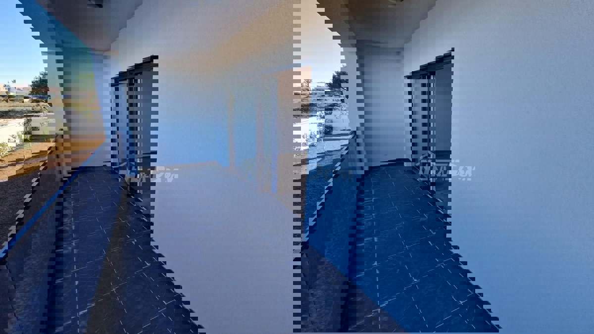 Nuovo edificio, piano terra, giardino, spiaggia Prezid 260 m. (acqua e fognatura)