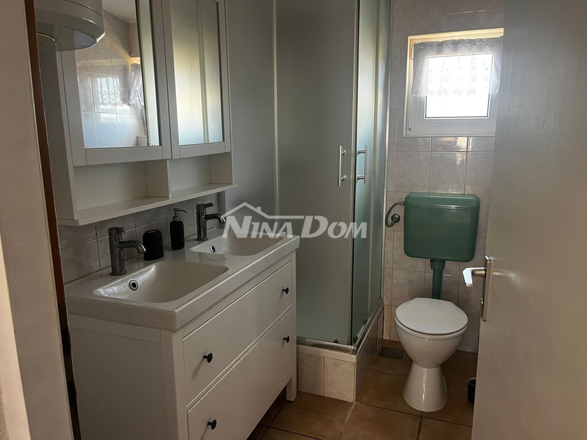 Proprietà familiare con due appartamenti con tre camere da letto, vicino al centro.