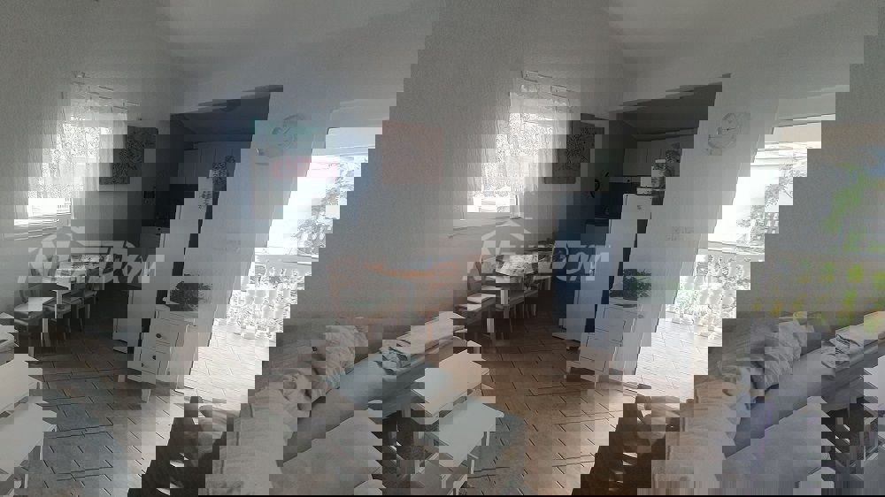 Proprietà familiare con due appartamenti con tre camere da letto, vicino al centro.