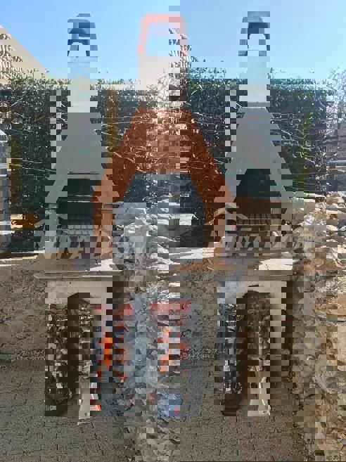 Proprietà familiare con due appartamenti con tre camere da letto, vicino al centro.