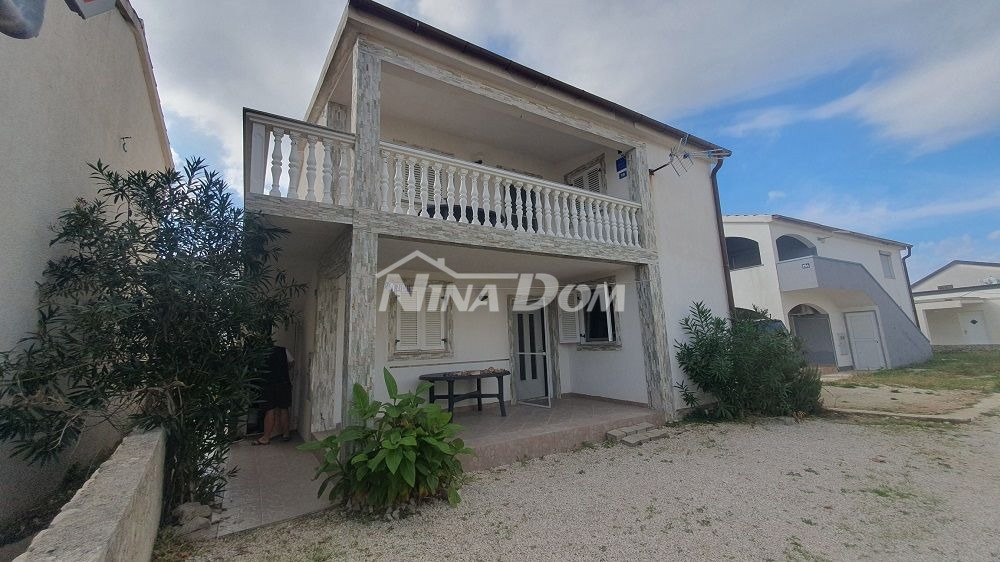 Proprietà familiare con due appartamenti con tre camere da letto, vicino al centro.