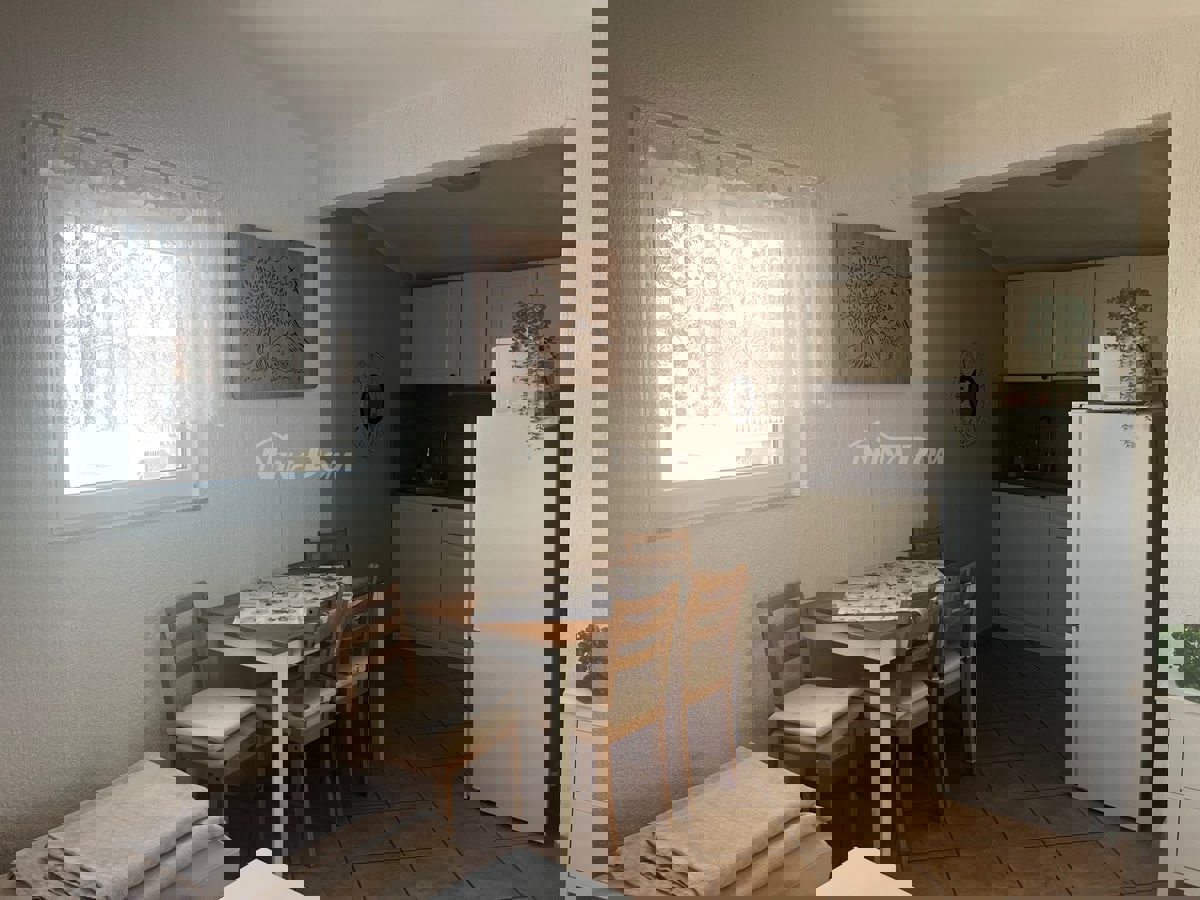 Proprietà familiare con due appartamenti con tre camere da letto, vicino al centro.