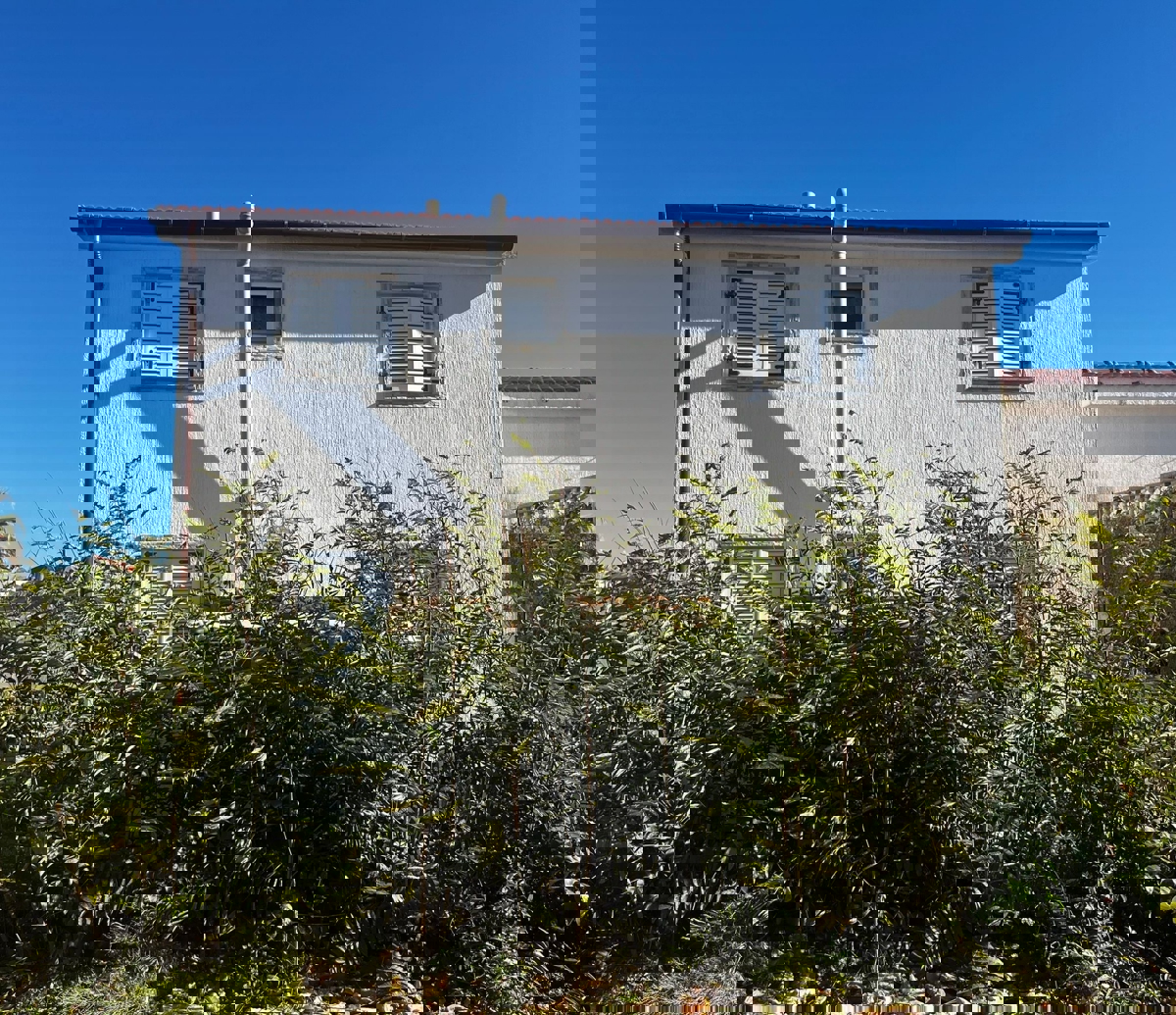 Proprietà familiare con due appartamenti con tre camere da letto, vicino al centro.