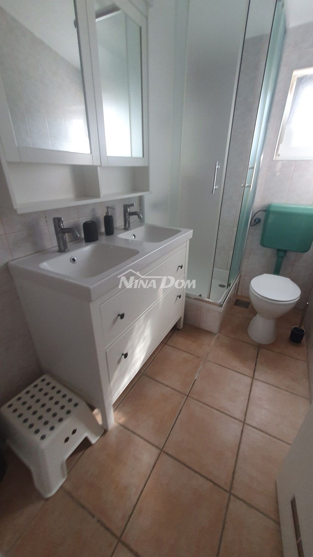 Proprietà familiare con due appartamenti con tre camere da letto, vicino al centro.