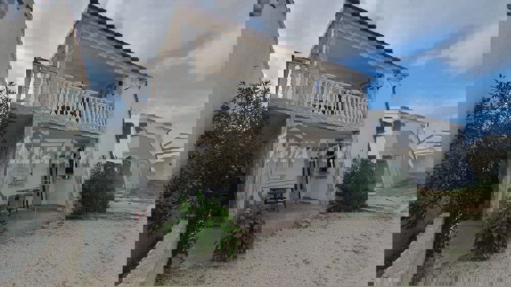 Proprietà familiare con due appartamenti con tre camere da letto, vicino al centro.