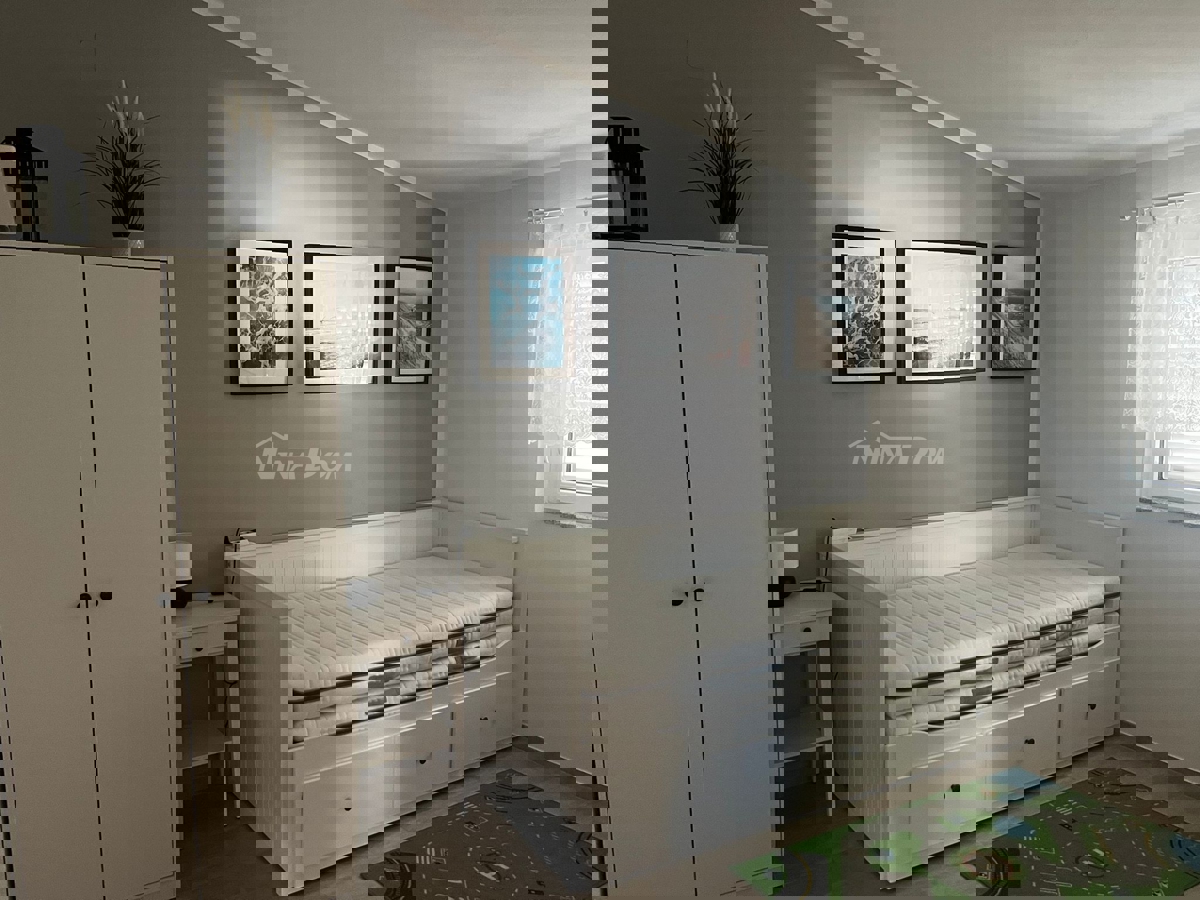 Proprietà familiare con due appartamenti con tre camere da letto, vicino al centro.