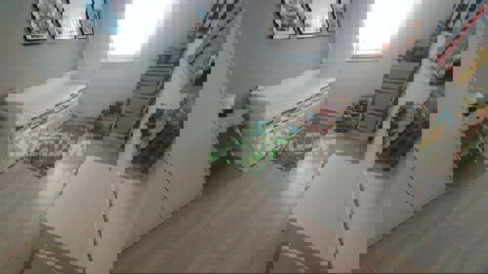 Proprietà familiare con due appartamenti con tre camere da letto, vicino al centro.