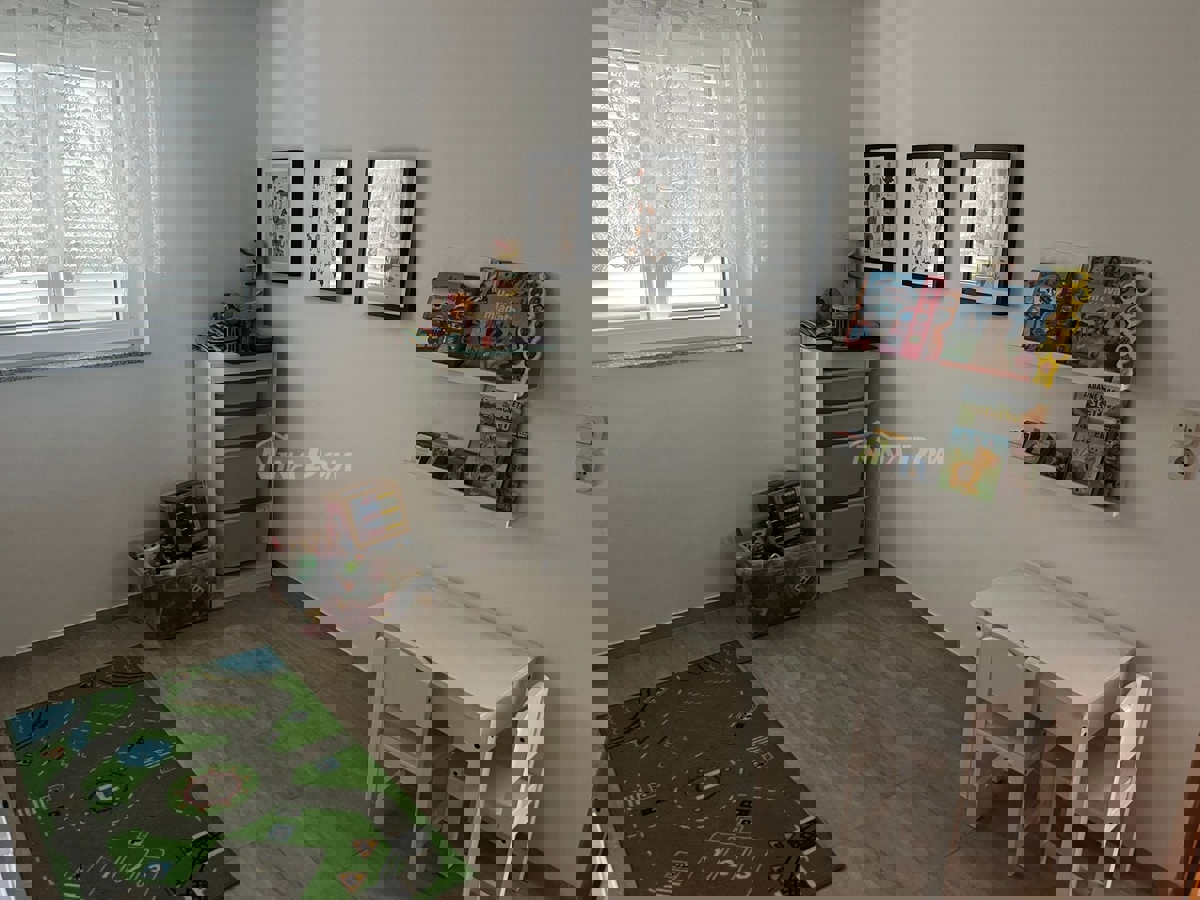 Proprietà familiare con due appartamenti con tre camere da letto, vicino al centro.