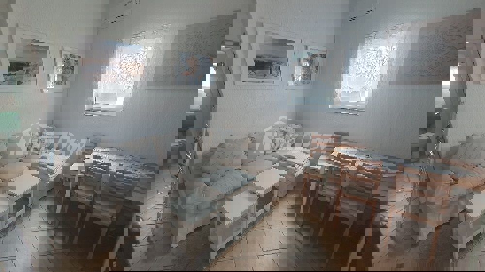 Proprietà familiare con due appartamenti con tre camere da letto, vicino al centro.