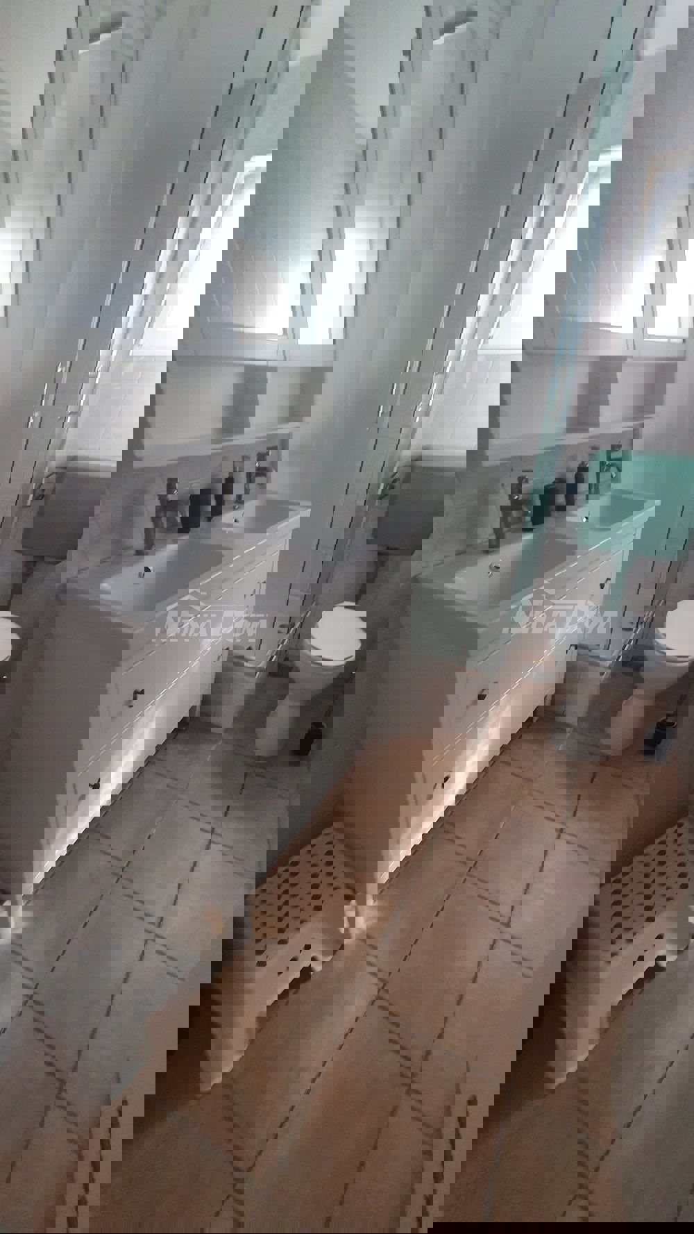 Proprietà familiare con due appartamenti con tre camere da letto, vicino al centro.