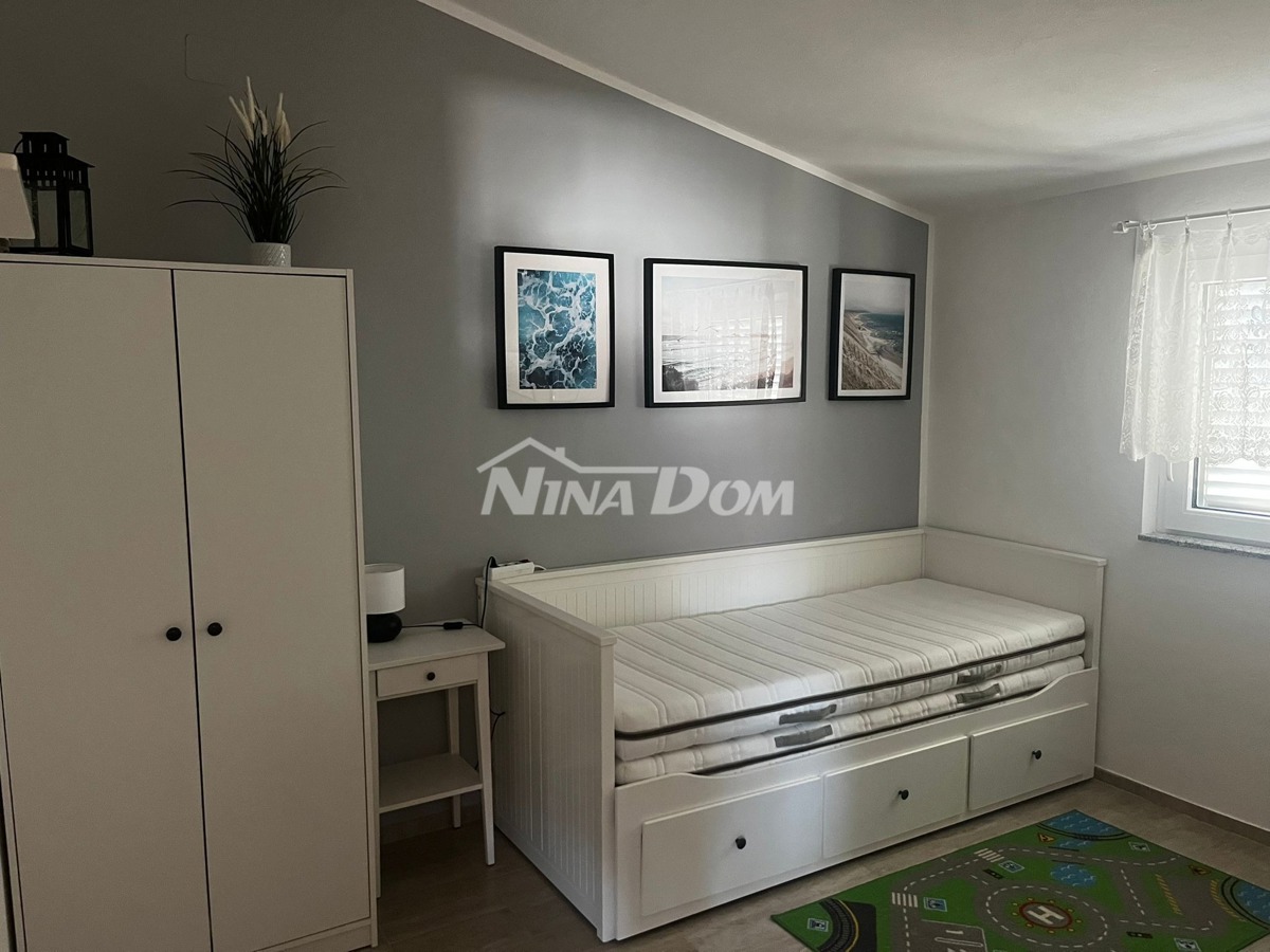 Proprietà familiare con due appartamenti con tre camere da letto, vicino al centro.