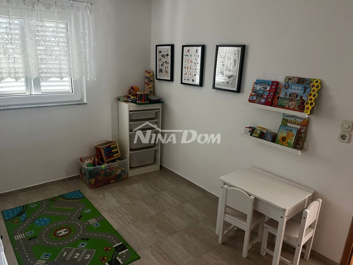 Proprietà familiare con due appartamenti con tre camere da letto, vicino al centro.