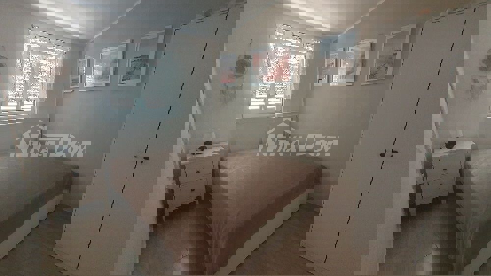 Proprietà familiare con due appartamenti con tre camere da letto, vicino al centro.