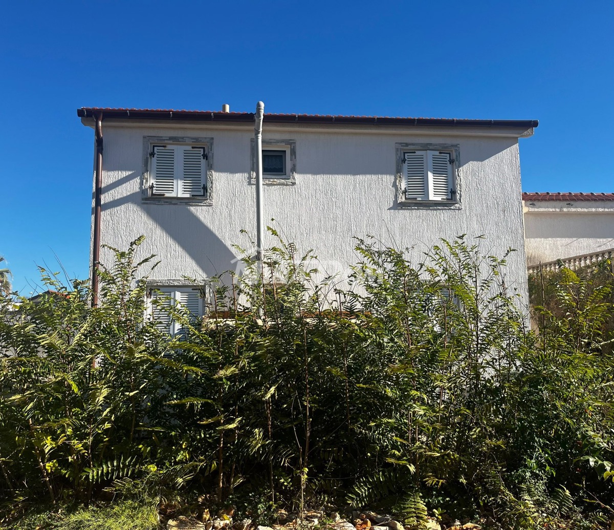 Proprietà familiare con due appartamenti con tre camere da letto, vicino al centro.