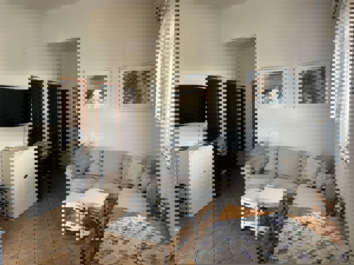 Proprietà familiare con due appartamenti con tre camere da letto, vicino al centro.